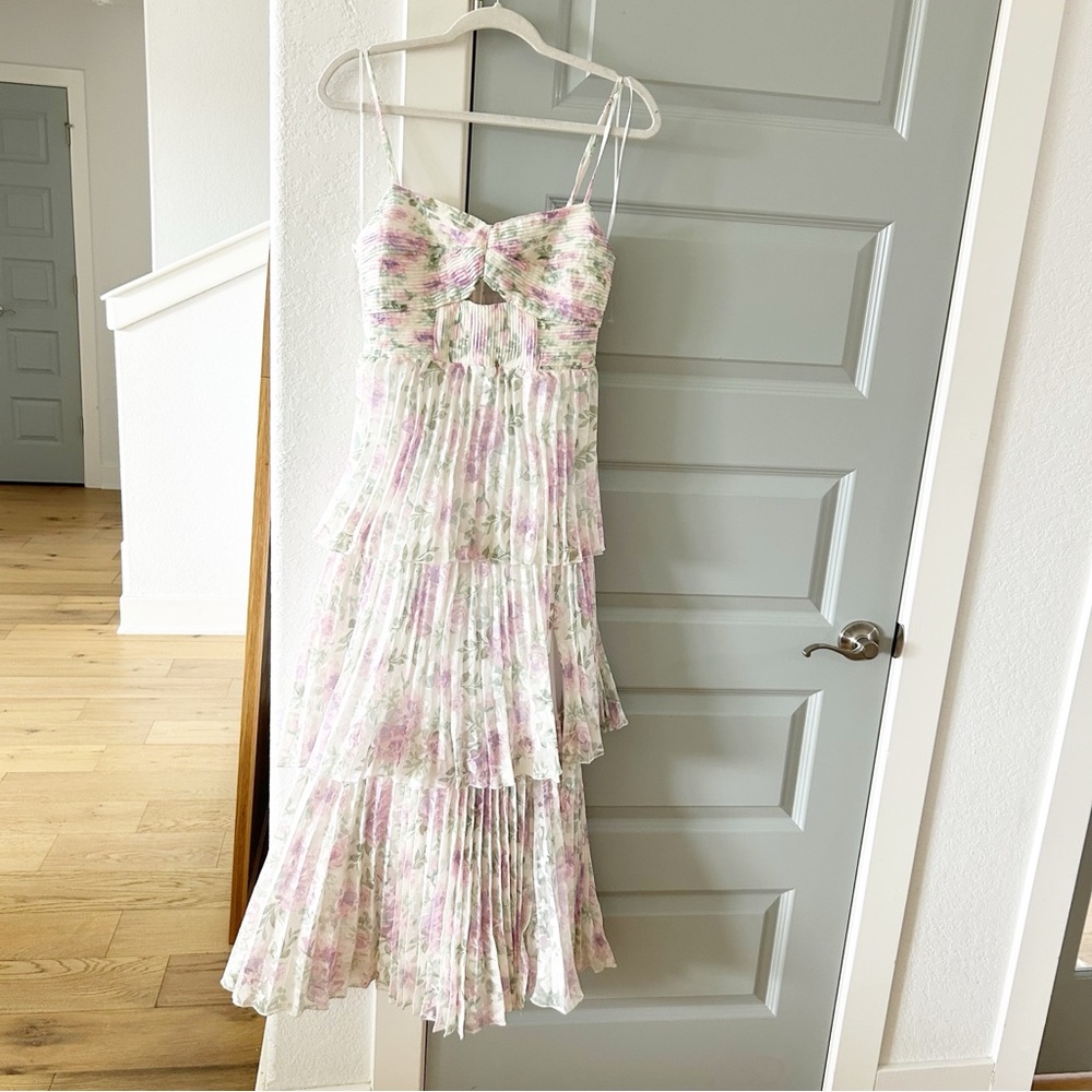 New ASTR Emmi Pleated Midi Cut Out Dress in Purple Floral Mesh - Picture 3 of 5